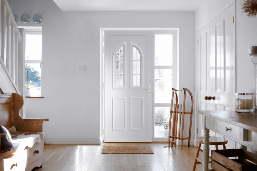 Porte d'entrée aluminium BEAUREGARD - Visuel d'ambiance Maison vue de l'intérieur composée d'une entrée et d'une porte simple et aux tons clairs